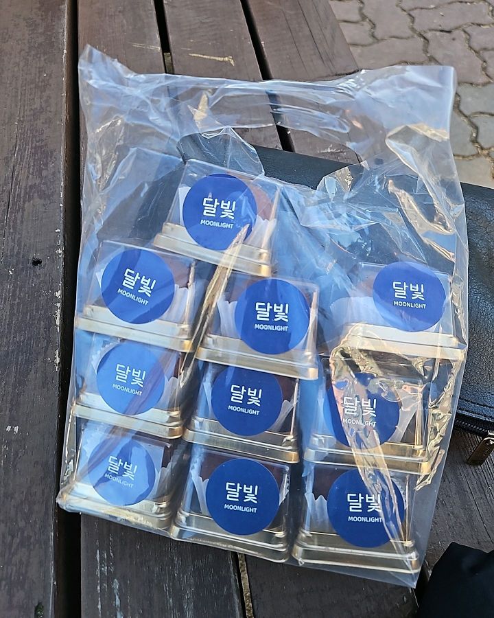 여러 개의 쫀득볼이 포장되어 비닐봉투에 담긴 모습