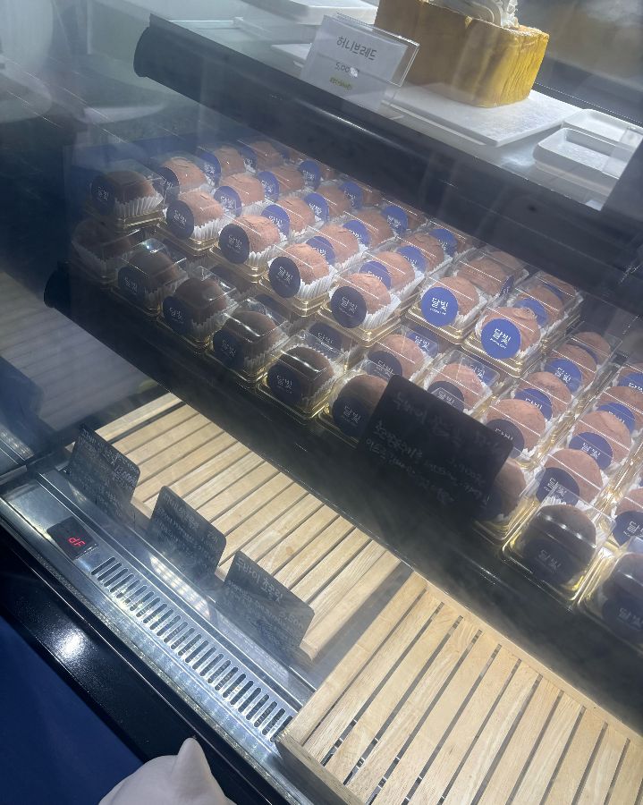 쇼케이스 안에 진열된 쫀득볼