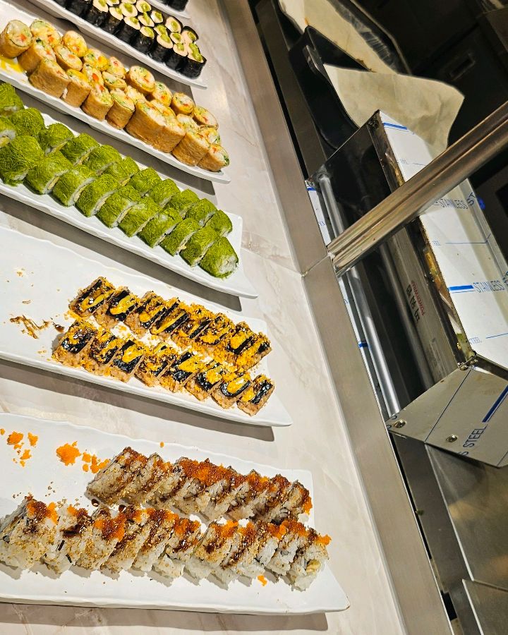 다양한 종류의 롤과 스시 코너