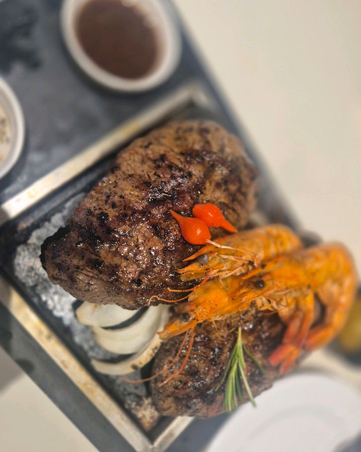 돌판 위에 구워먹는 스테이크와 새우