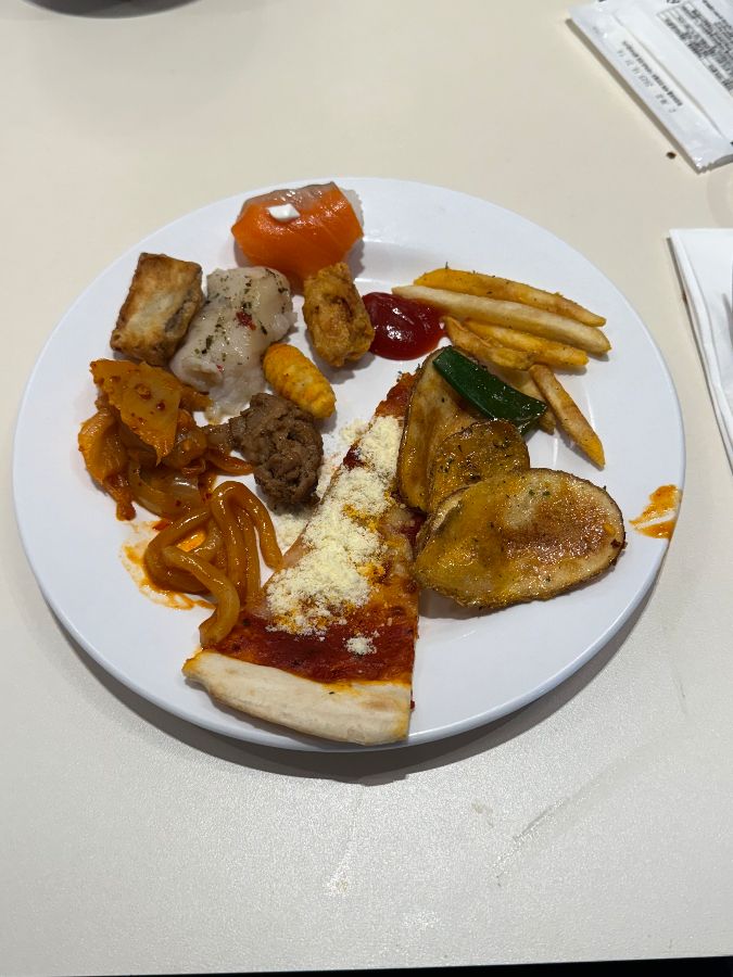 피자, 튀김, 스시 등 다양한 음식이 담긴 접시