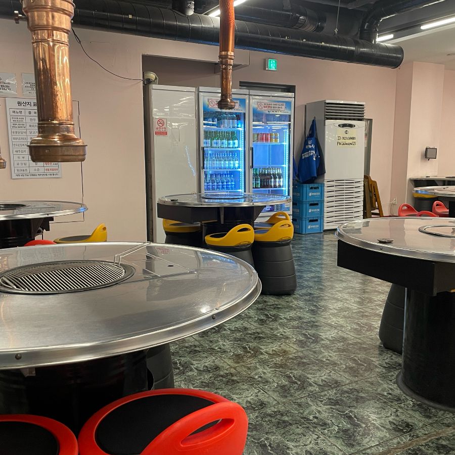 넓고 테이블 간 간격이 넓어 편안한 식사를 즐길 수 있는 내부 모습