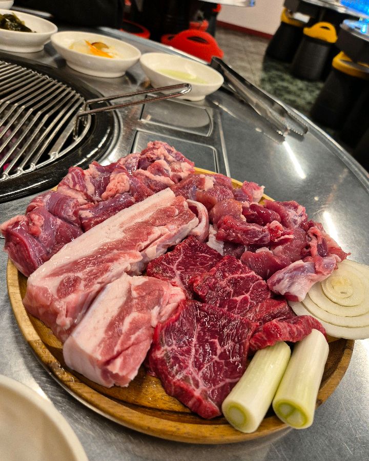 다양한 부위의 고기를 한 번에 맛볼 수 있는 모듬 메뉴