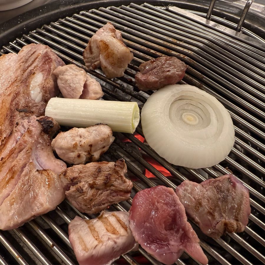 숯불 위에서 노릇노릇 익어가는 흑돼지 오겹살