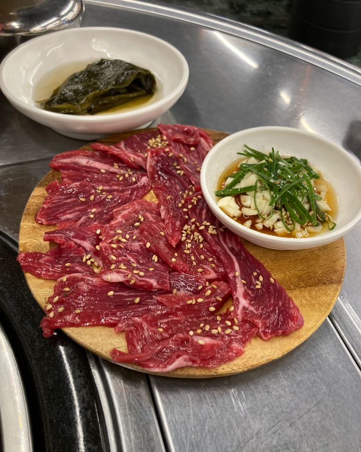 육즙 가득한 한우 꽃등심과 신선한 밑반찬