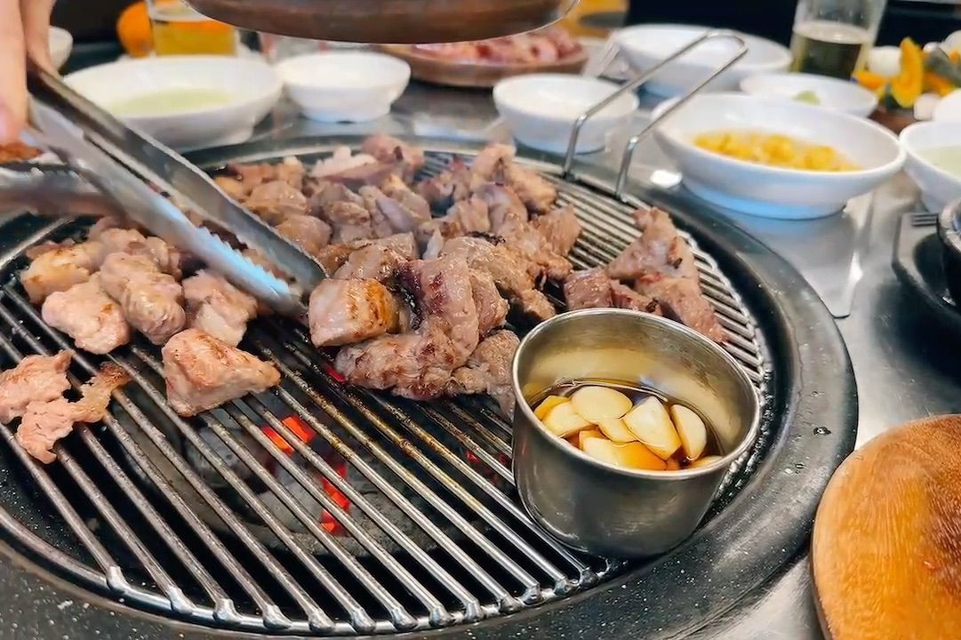 숯불 위에서 맛있게 익어가는 뒷고기