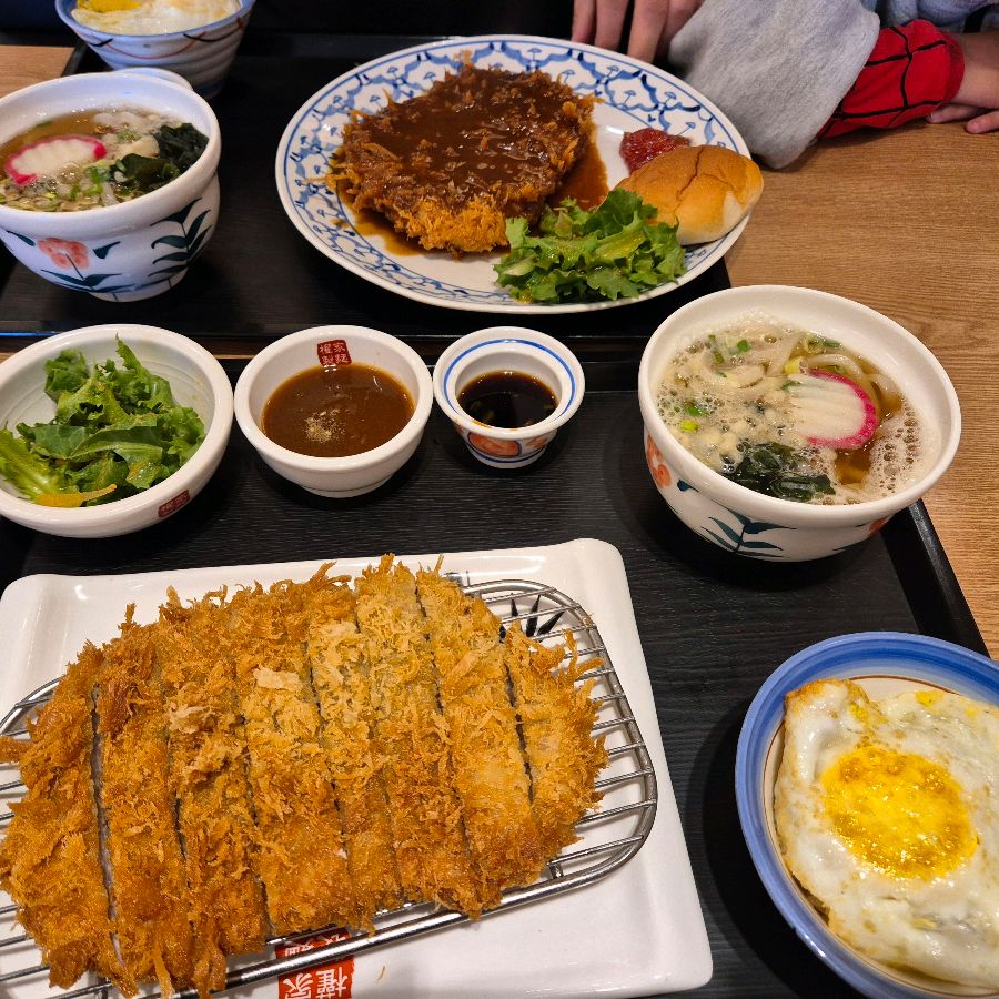 푸짐한 돈까스, 우동, 계란밥 한 상 차림