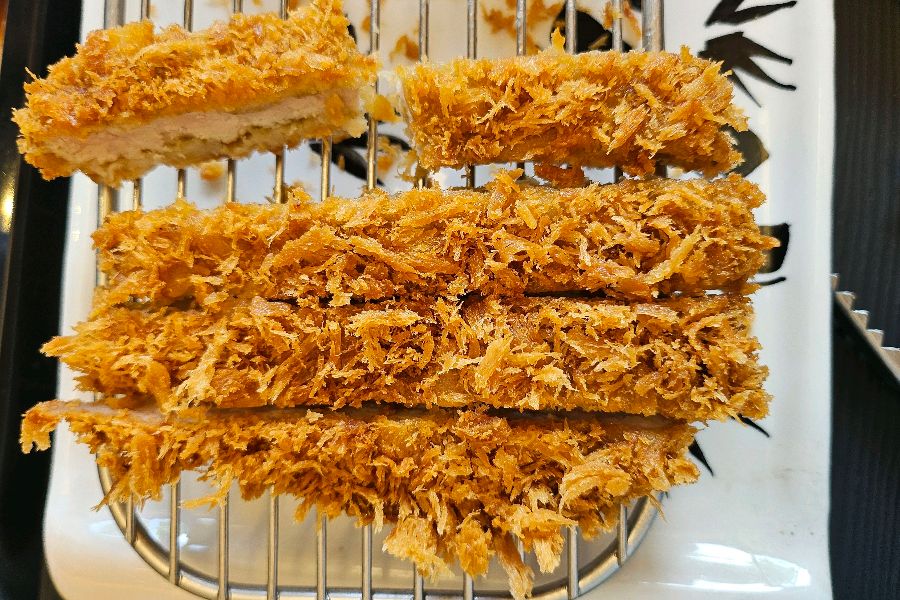 바삭하게 튀겨진 돈까스