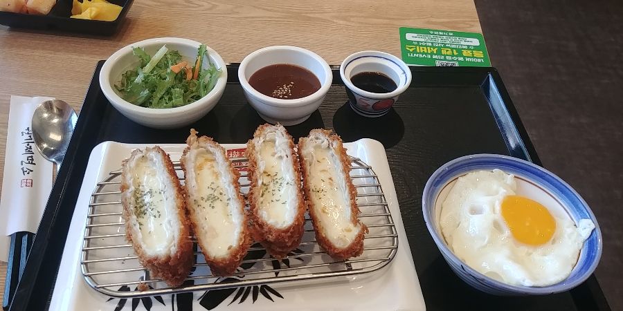 쭉 늘어나는 치즈가 인상적인 치즈 돈까스