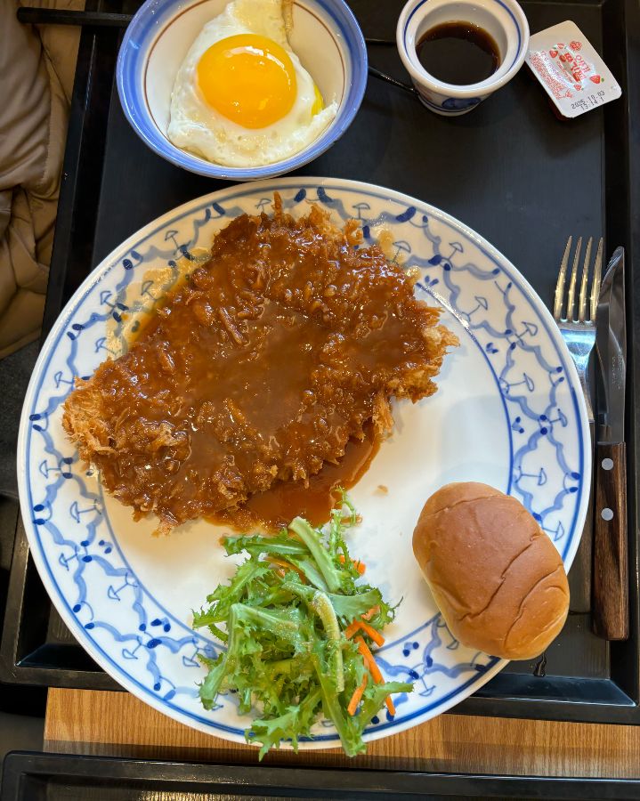 소스가 듬뿍 뿌려진 돈까스