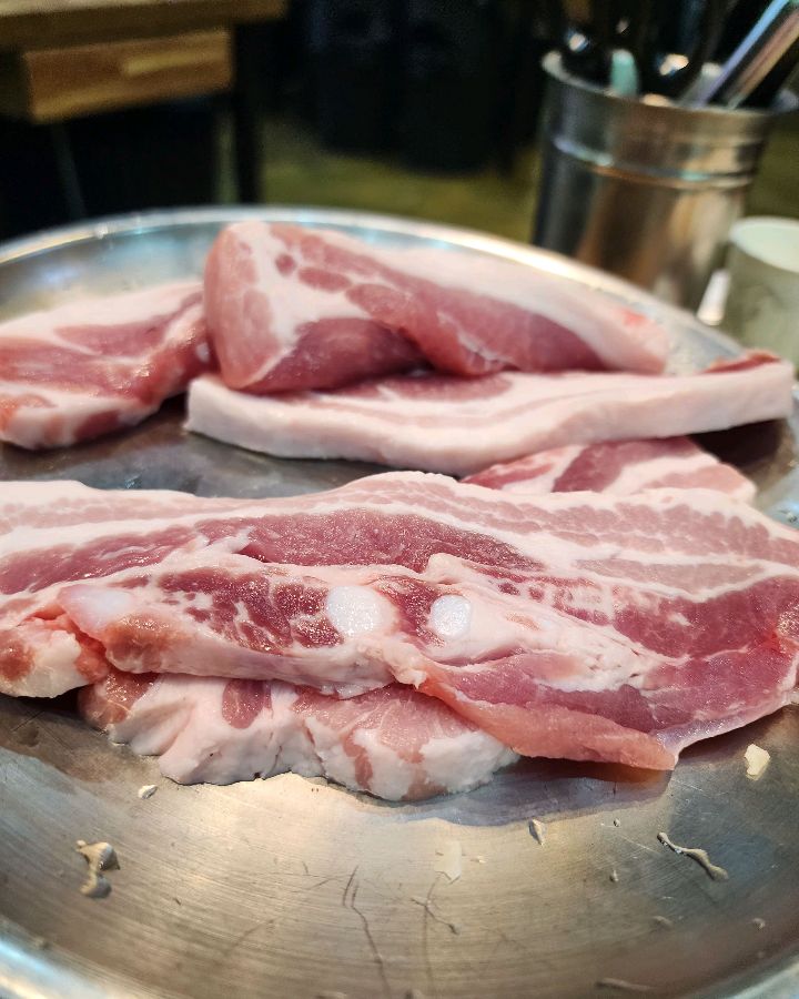 선명한 붉은 빛깔을 자랑하는 신선한 삼겹살