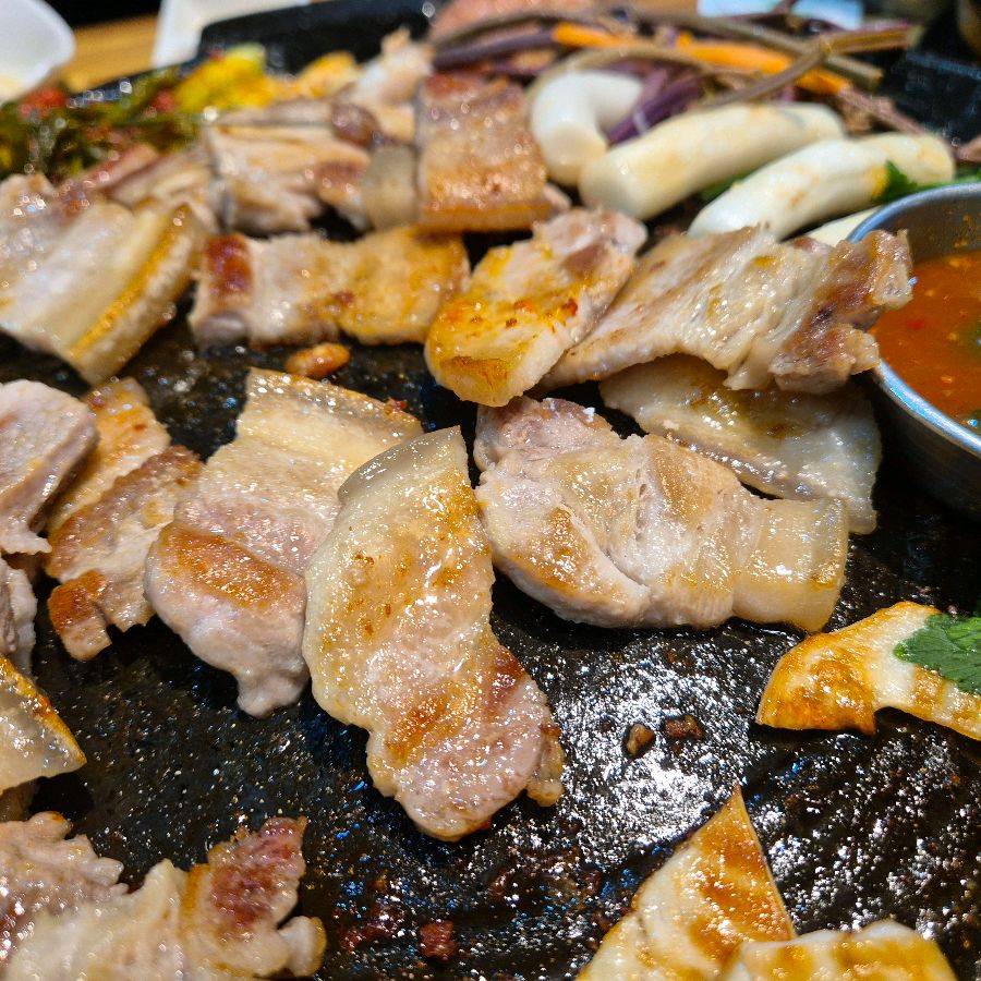 노릇하게 구워진 삼겹살의 클로즈업