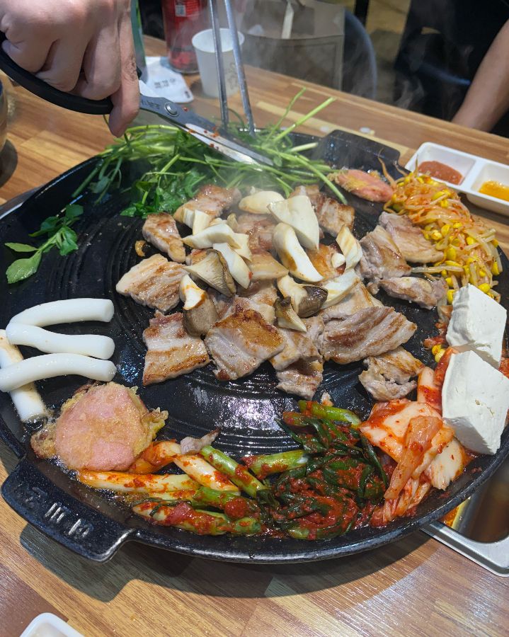 삼겹살과 함께 구워먹는 미나리의 모습