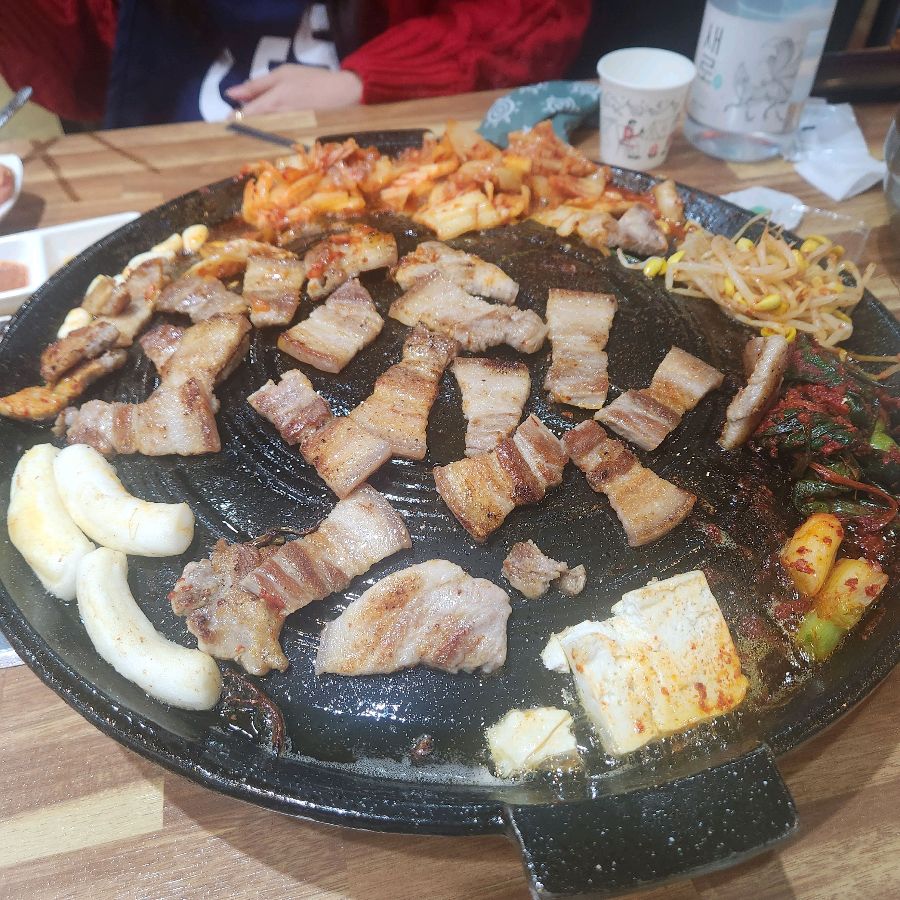 솥뚜껑에 볶아먹는 김치볶음밥