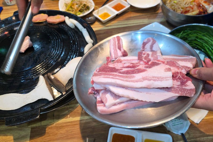 직원들이 직접 고기를 구워주는 모습