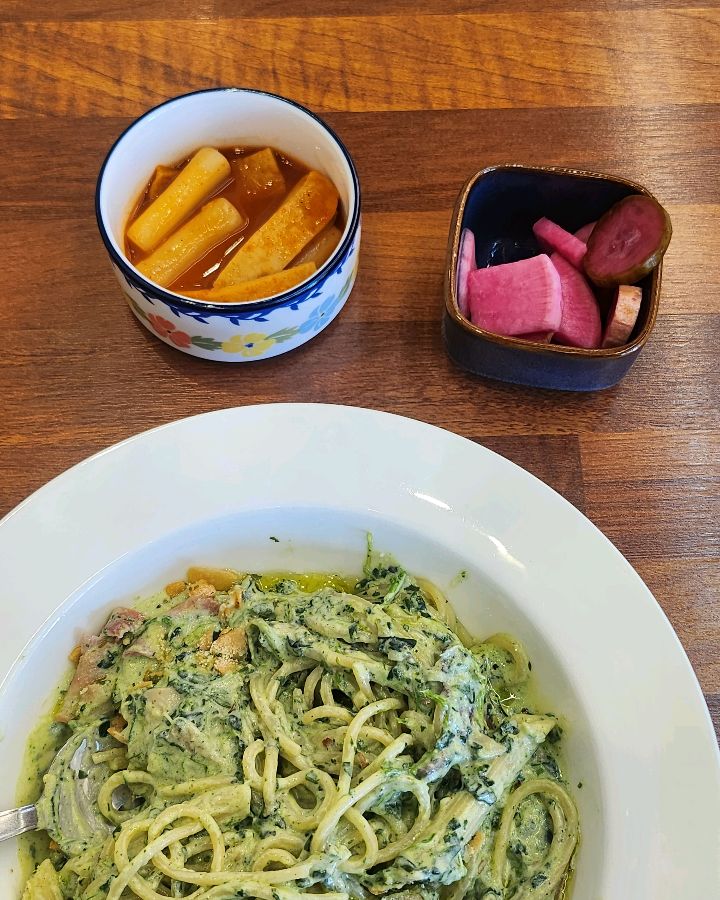 시금치 파스타와 떡볶이