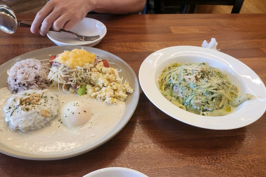 함박스테이크와 시금치 파스타