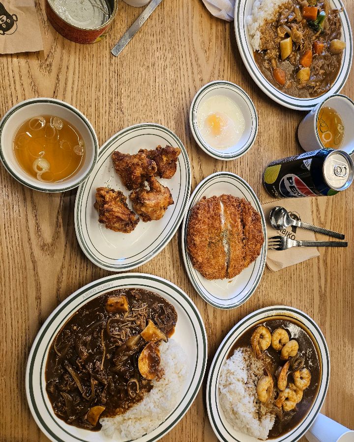 테이블 가득 차려진 아비꼬 카레 메뉴들