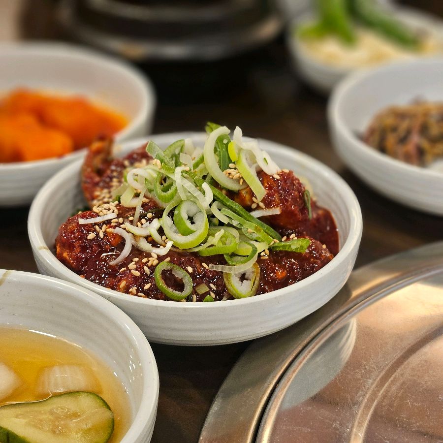 매콤한 양념에 버무려진 곁들임 메뉴