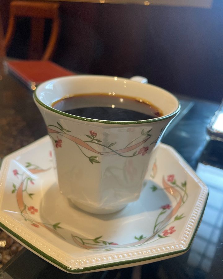 섬세한 찻잔에 담긴 에티오피아 드립 커피