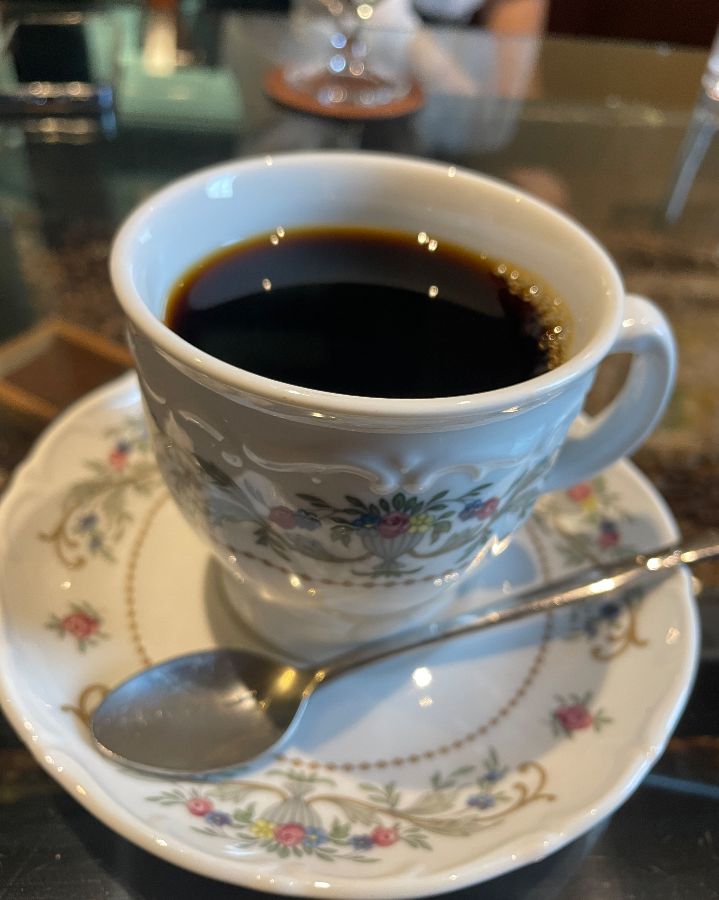 클래식한 찻잔 세트에 담긴 따뜻한 드립 커피