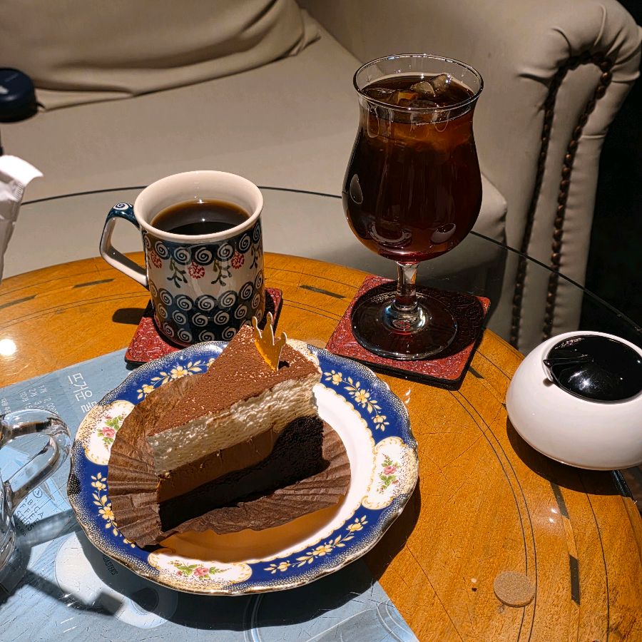 아름다운 찻잔과 티라미수 케이크, 그리고 아이스 커피