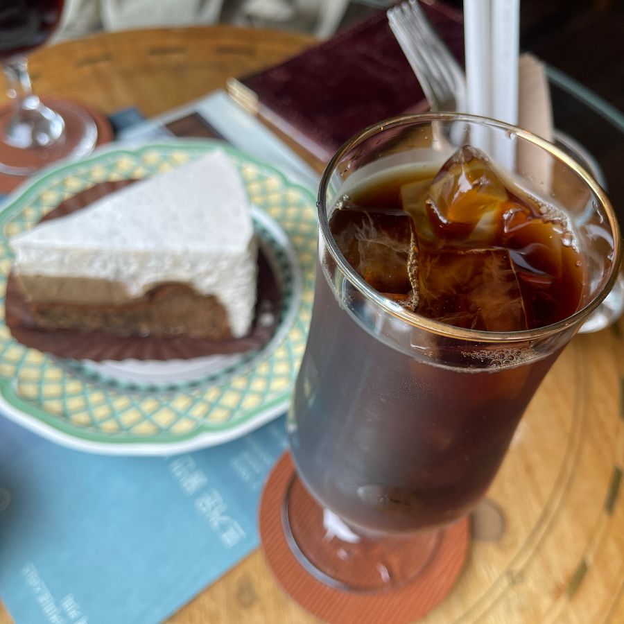 티라미수 케이크와 아이스 드립 커피