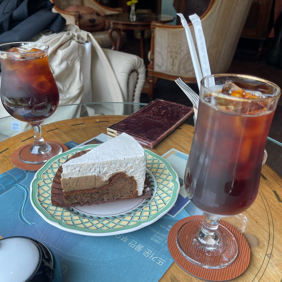 아이스 드립 커피와 티라미수 케이크