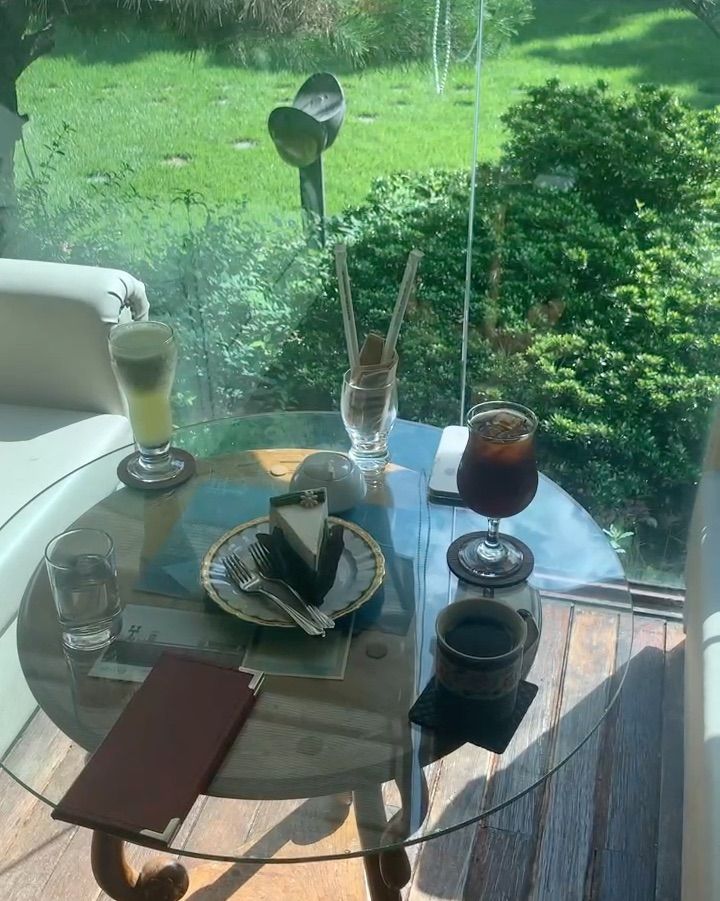 푸른 정원이 보이는 아라비카커피숍 창가 좌석