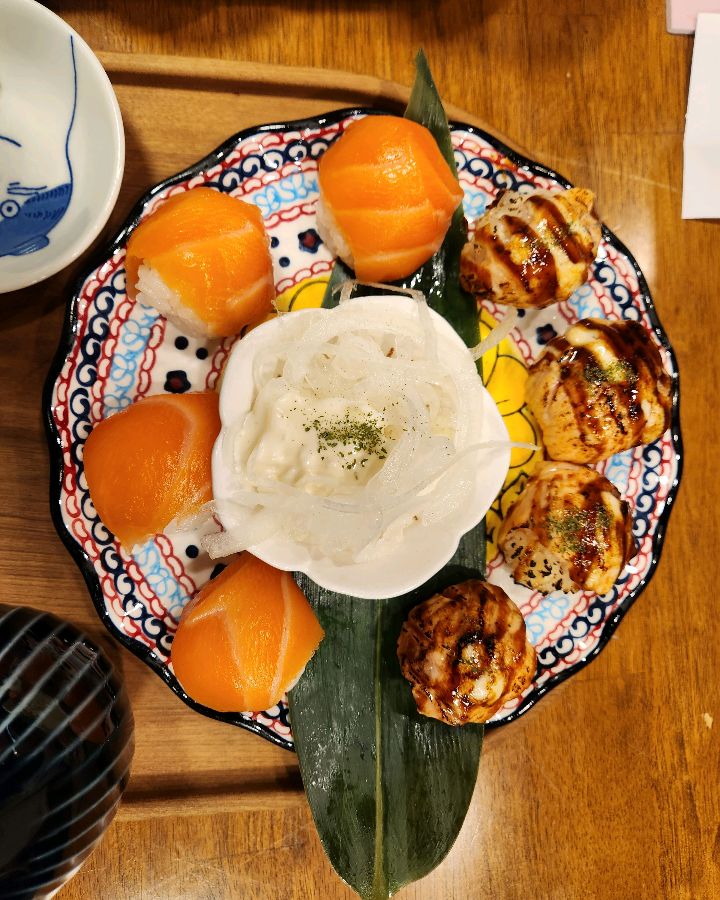 입안에서 살살 녹는 듯한 연어초밥과 아기자기한 플레이팅