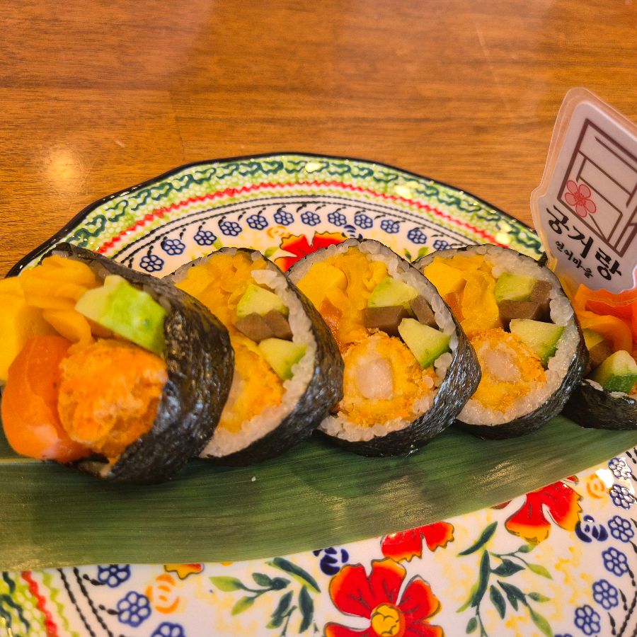 입안 가득 행복을 선사하는 후토마끼의 단면