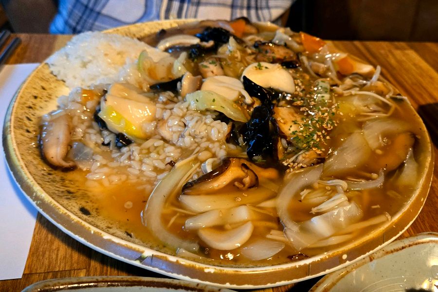 해산물이 듬뿍 들어간 해물누룽지탕 덮밥