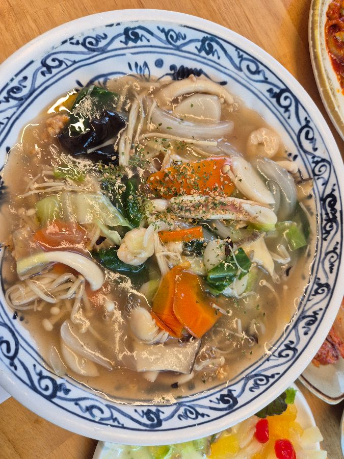 해산물이 가득 들어간 따뜻한 해물누룽지탕