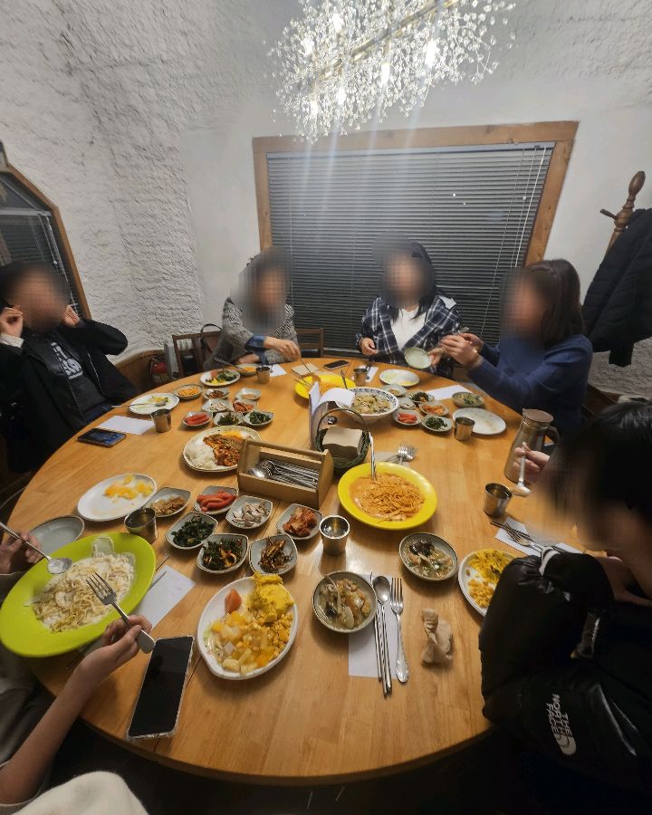 푸짐하게 차려진 한 상