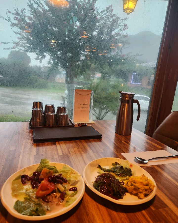 싱싱한 샐러드와 맛깔스러운 반찬들