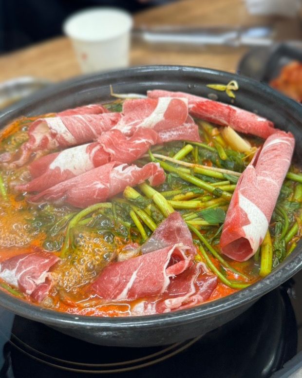 샤브샤브용 소고기를 국물에 넣은 모습, 붉은 빛깔이 식욕을 자극한다.