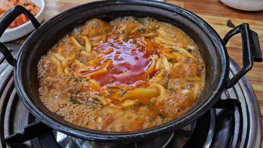 칼국수가 보글보글 끓고 있는 모습, 면발이 쫄깃해 보인다.