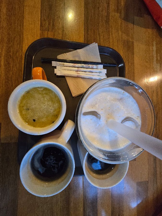 아이스 아메리카노를 포함한 다양한 음료 사진: 보기만 해도 시원하고 청량한 느낌이다.