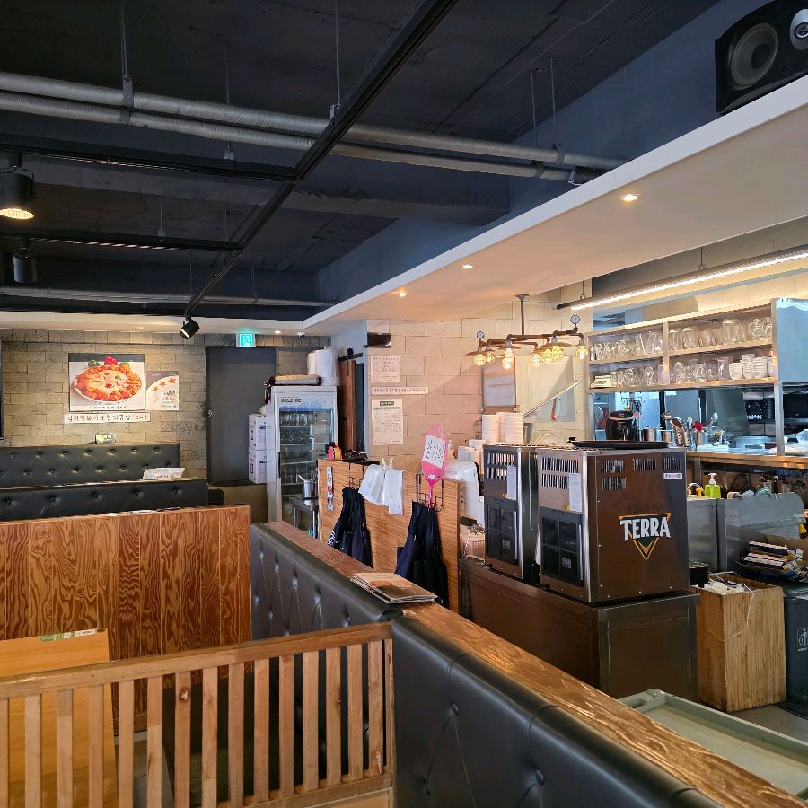 유자유김치떡볶이 본점의 넓고 깔끔한 내부 모습