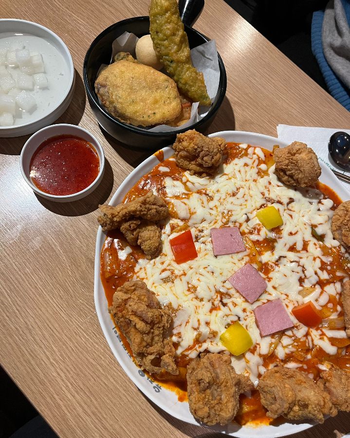 유자유김치떡볶이의 환상적인 비주얼, 치킨피자김치떡볶이