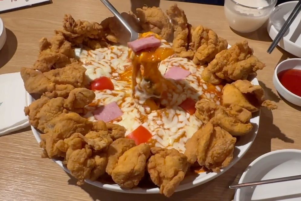 치즈와 떡볶이, 김치의 환상적인 조합