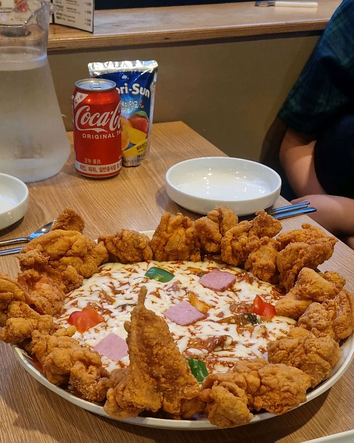 치킨과 떡볶이, 피자 토핑의 완벽한 조화