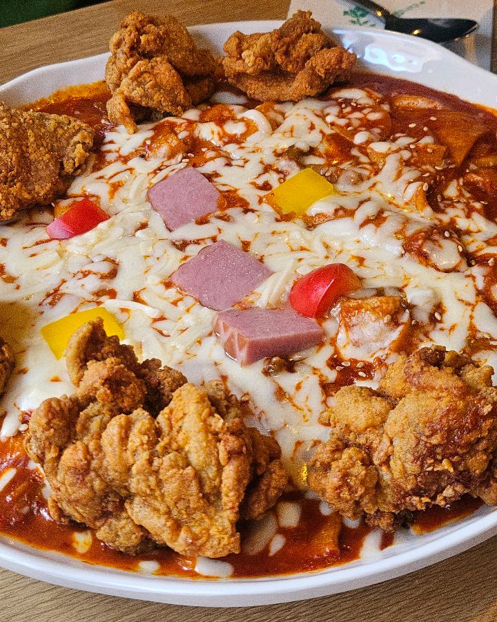 치킨과 떡볶이, 그리고 햄 토핑의 조화