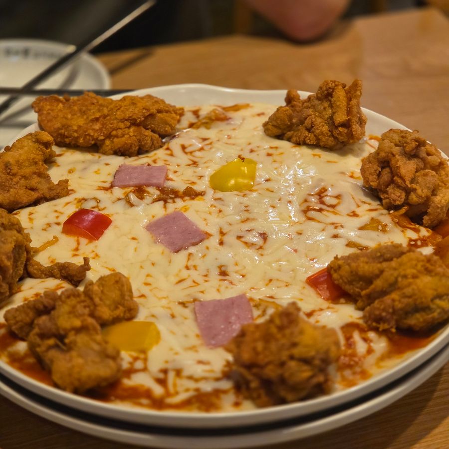 푸짐한 양과 훌륭한 비주얼을 자랑하는 유자유김치떡볶이