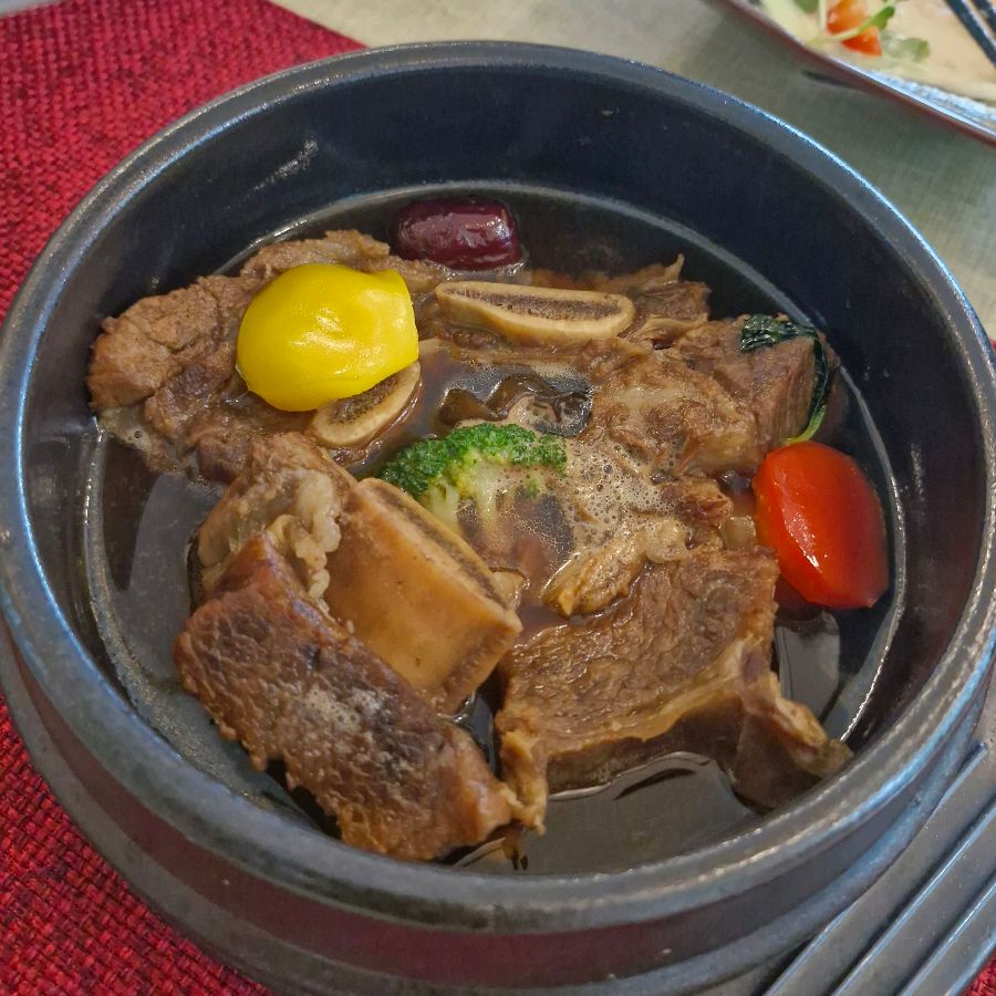 윤기가 자르르 흐르는 갈비찜