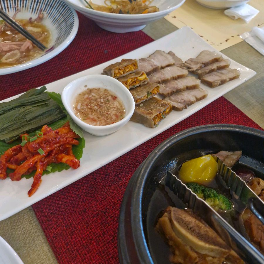 정갈하게 담겨 나온 한정식 요리들