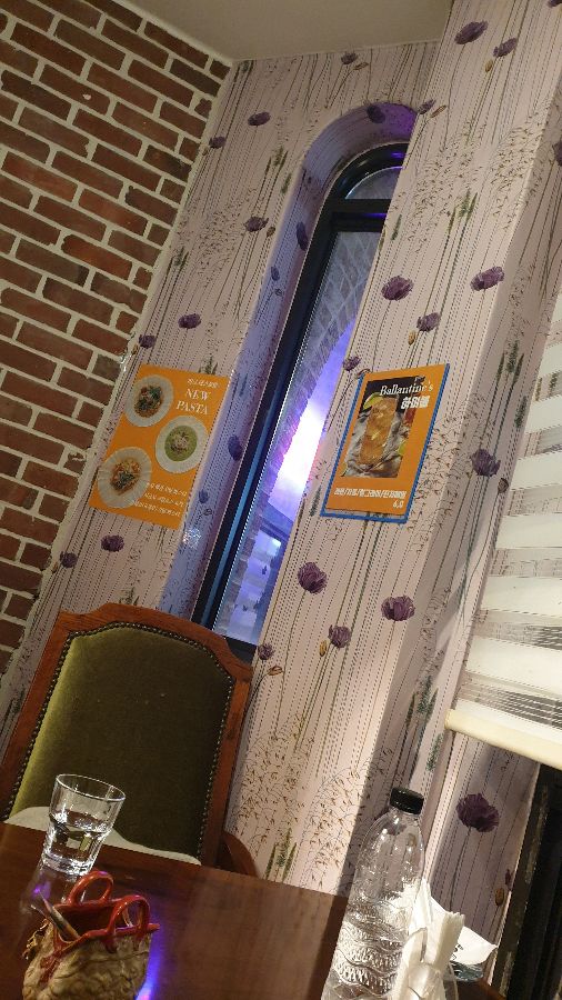 파스텔 톤 벽지와 아치형 창문이 조화로운 인테리어