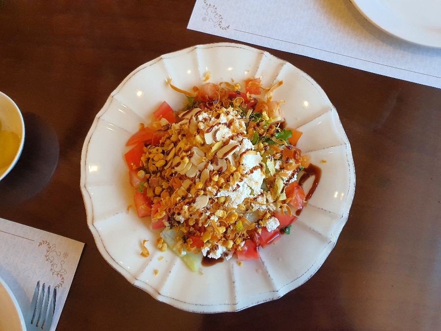 신선한 채소와 드레싱이 조화로운 샐러드