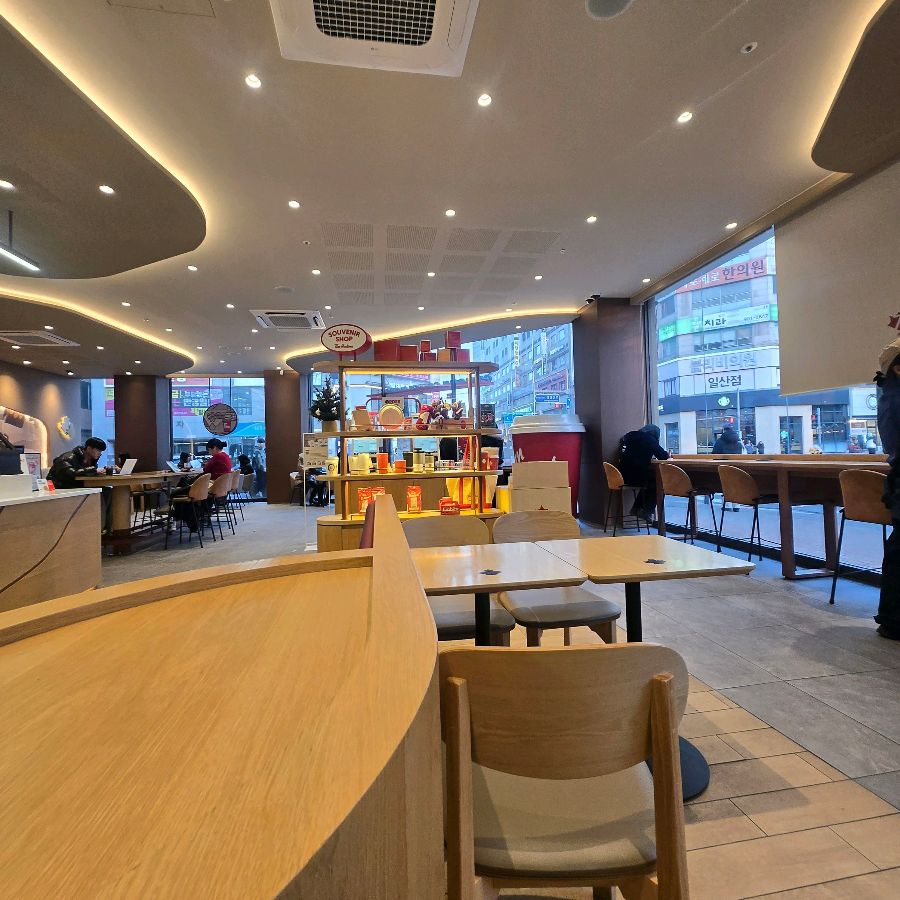 팀홀튼 일산동구청점의 넓고 쾌적한 내부