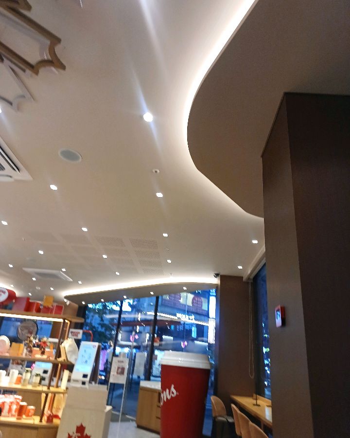 팀홀튼 일산동구청점의 천장 디자인